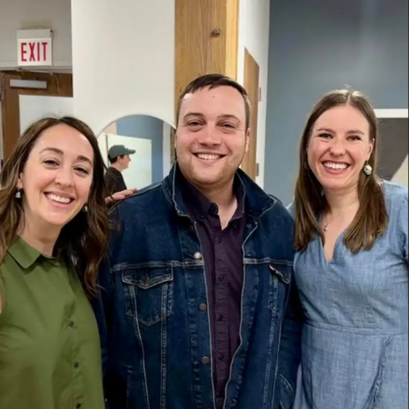 A group of alumni smiling together