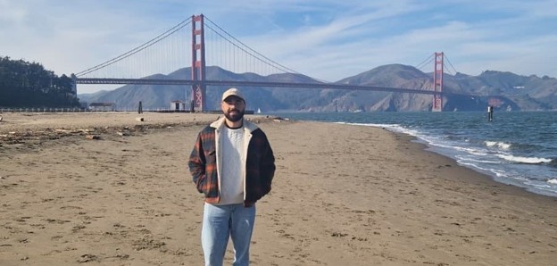 Fellow in front of the golden gate bridge